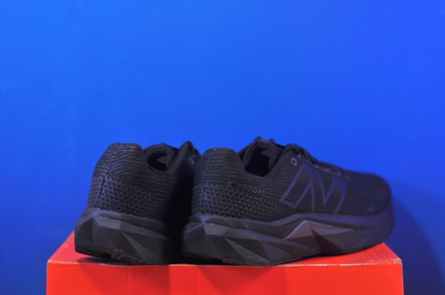 Кросівки New Balance FuelCell Propel v5 Triple Black MFCPRLK5 MFCPRLK5 фото