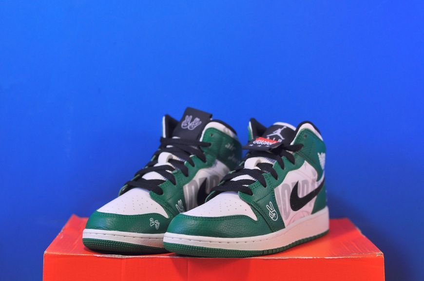 Кросівки Nike Jordan 1 Mid SE Overbranded HF3200-300 HF3200-300 фото