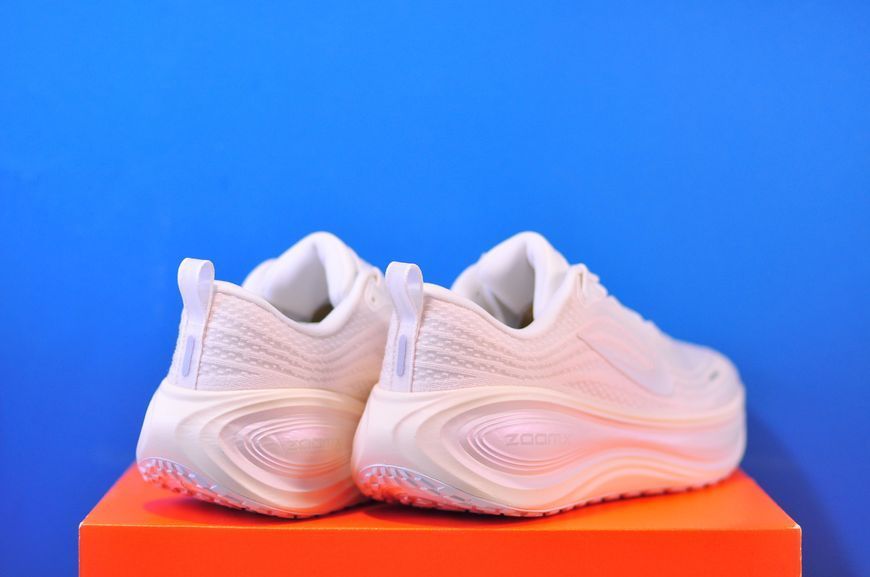 Кросівки Nike Vomero Plus IO9916-100 IO9916-100 фото