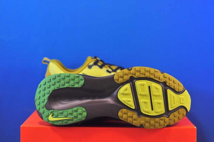 Кросівки Nike Vomero 18 SE IQ3413-704 IQ3413-704 фото