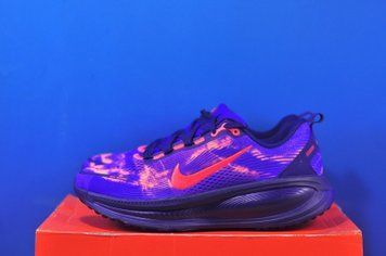 Кросівки Nike Vomero 18 IQ0602-400 IQ0602-400 фото