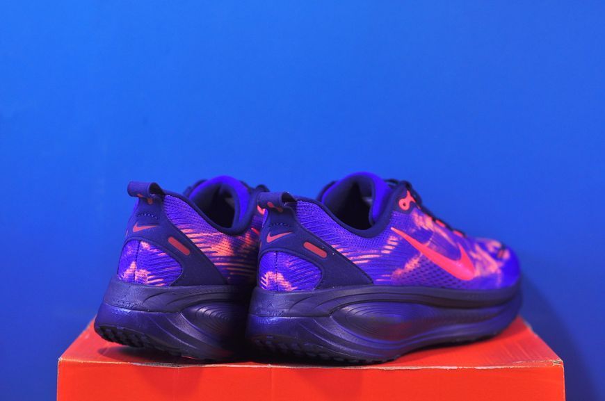 Кросівки Nike Vomero 18 IQ0602-400 IQ0602-400 фото