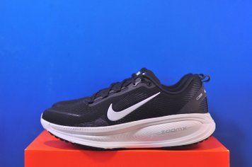 Кросівки Nike Vomero 18 HM6804-005 HM6804-005 фото