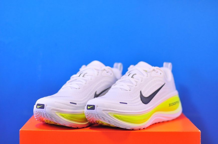 Кросівки Nike Vomero Plus HV8154-106 HV8154-106 фото
