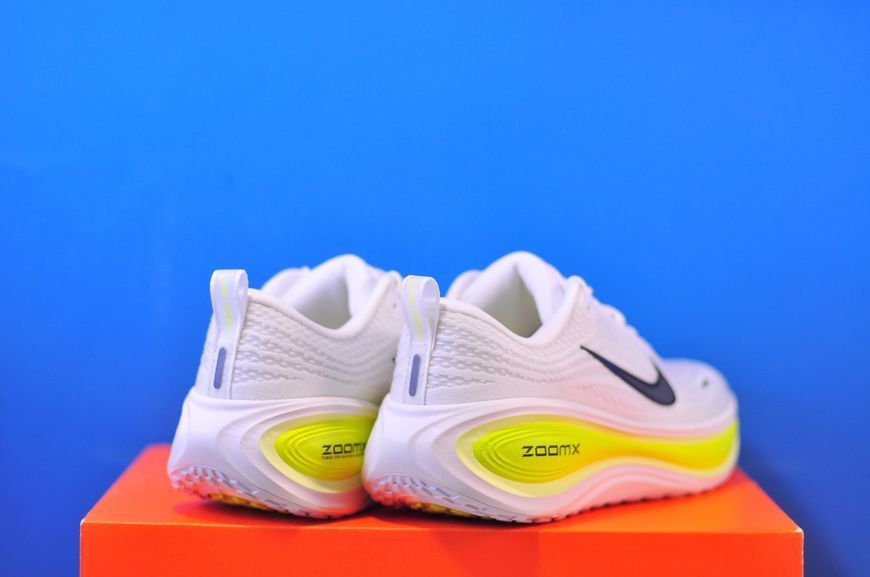 Кросівки Nike Vomero Plus HV8154-106 HV8154-106 фото
