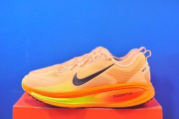 Кросівки Nike Vomero 18 HM6803-700 HM6803-700 фото