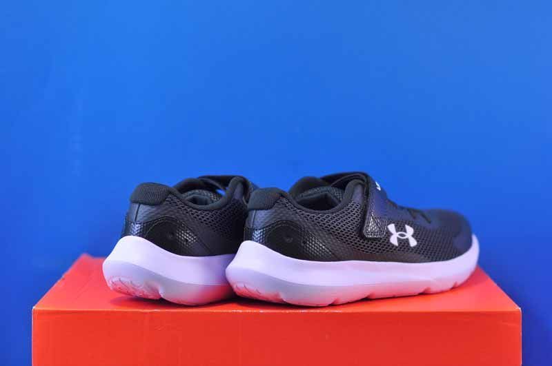 Кросівки Under Armour Surge 3 AC 3024990-300 фото