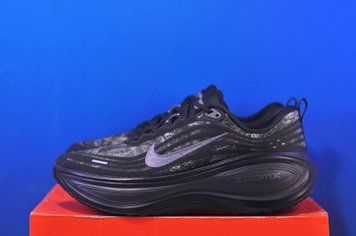 Кросівки Nike Vomero Plus IM3985-001 IM3985-001 фото