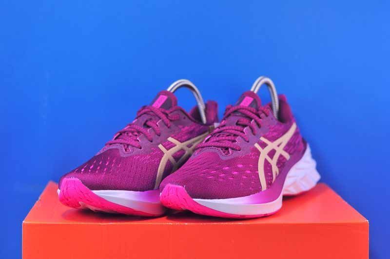Кросівки Asics Novablast 2 Pink 1012B049-600 фото