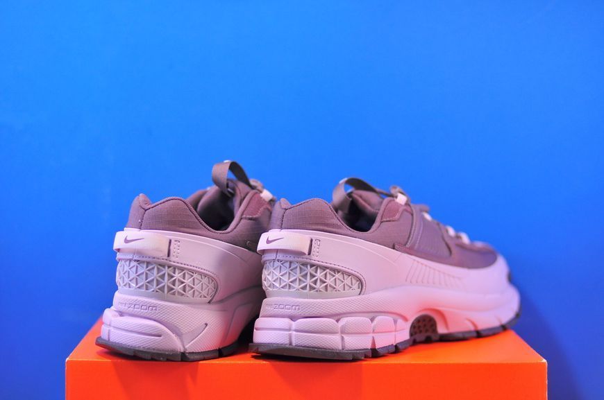 Кросівки Nike Zoom Vomero 5 Roam Tattoo Particle Rose HQ2181-501 HQ2181-501 фото