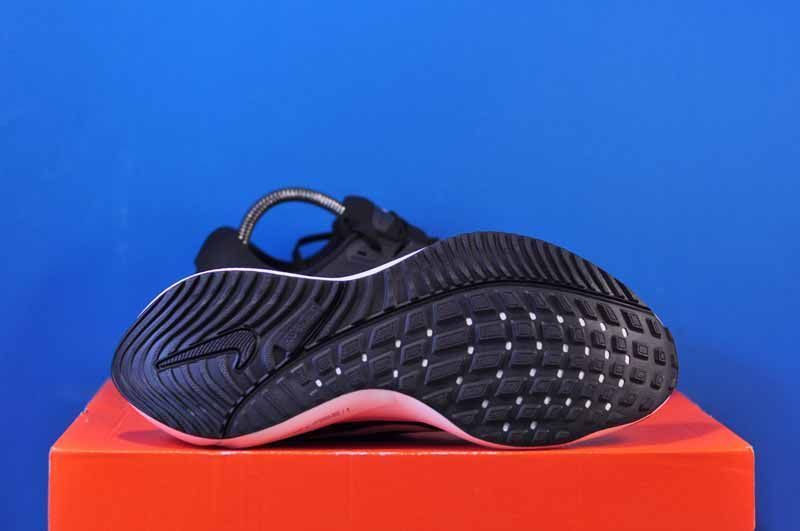 Кросівки Nike Air Zoom Vomero 16 DA7698-001 фото