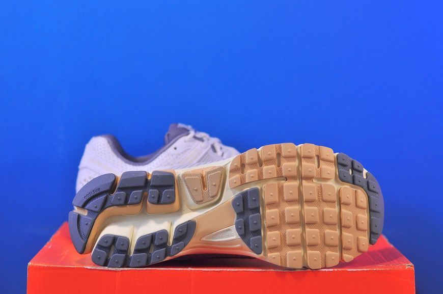 Кросівки Nike Zoom Vomero 5 FJ2028-101 FJ2028-101 фото