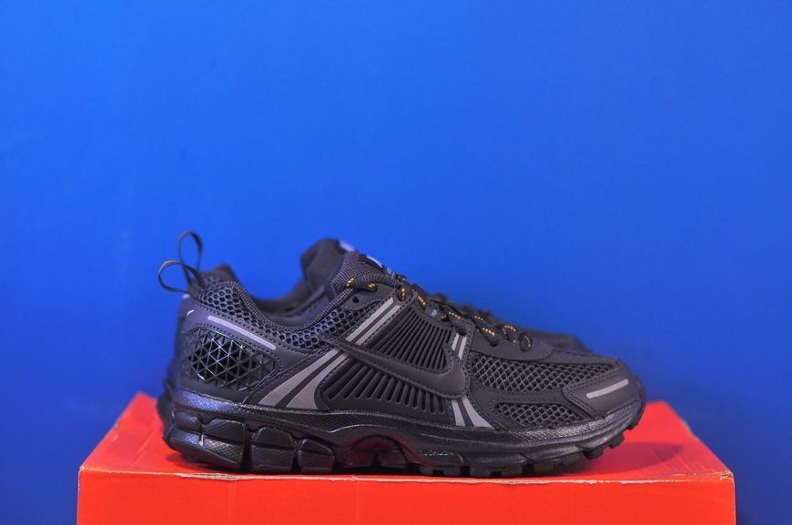 Кросівки Nike Vomero 5 IB3812-001 IB3812-001 фото