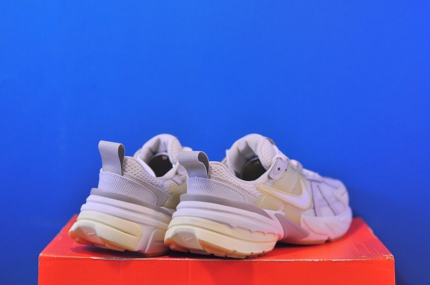Кросівки Nike V2k Run Phantom Light Khaki HV4314-030 HV4314-030 фото