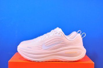 Кросівки Nike Vomero Plus HV8154-801 HV8154-801 фото