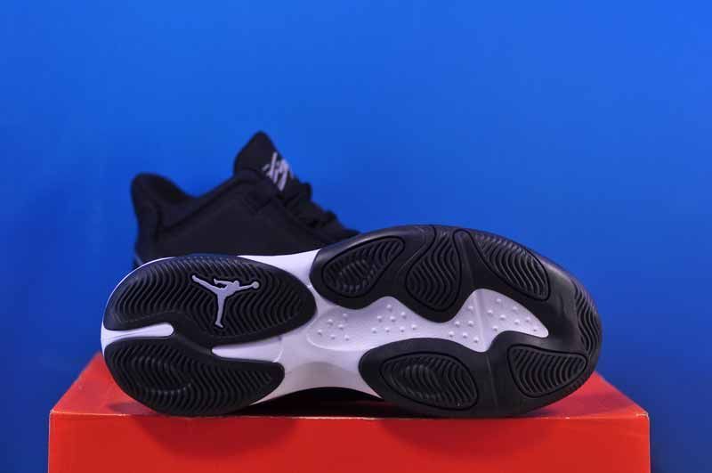 Кросівки Nike Air Jordan Max Aura 4 Black DN3687-002 DN3687-002 фото
