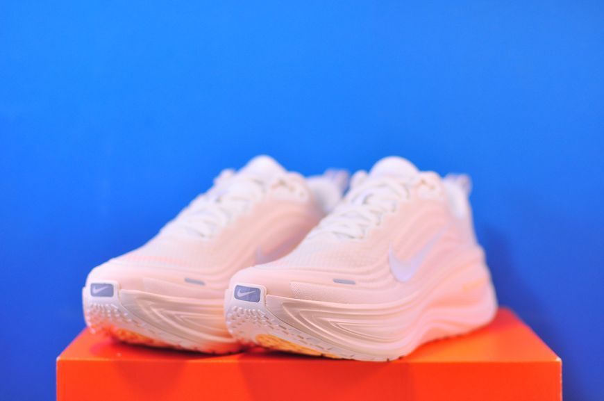 Кросівки Nike Vomero Plus HV8154-801 HV8154-801 фото