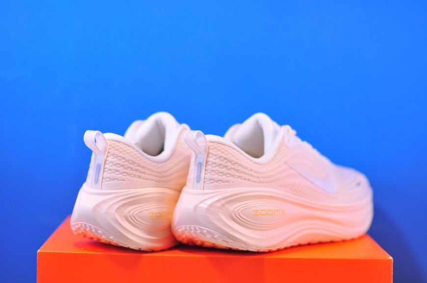 Кросівки Nike Vomero Plus HV8154-801 HV8154-801 фото